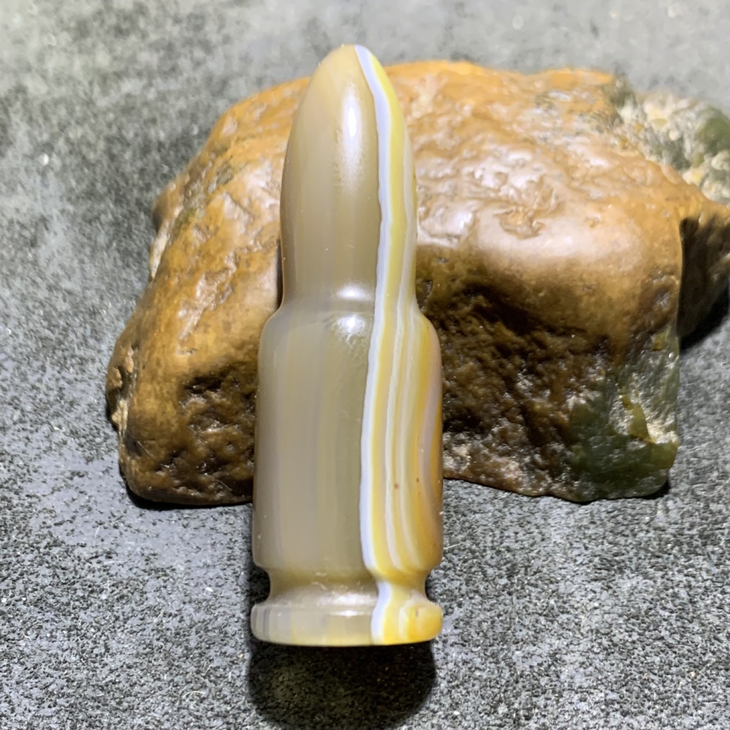 精美缠丝玛瑙雕刻弹头大吊坠一个