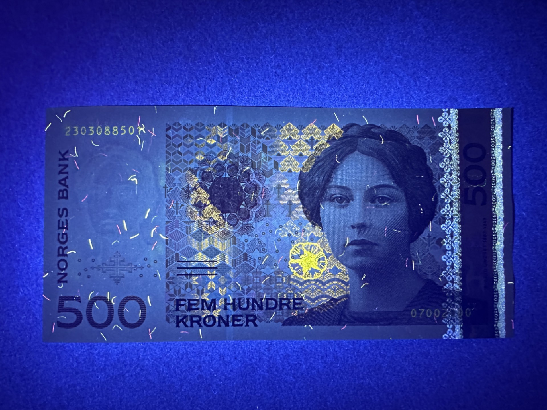 《张总收藏》91期——外币精品百拍 挪威500克朗 UNC 2000年 挪威小说家西格丽德·温塞特 长号码无47