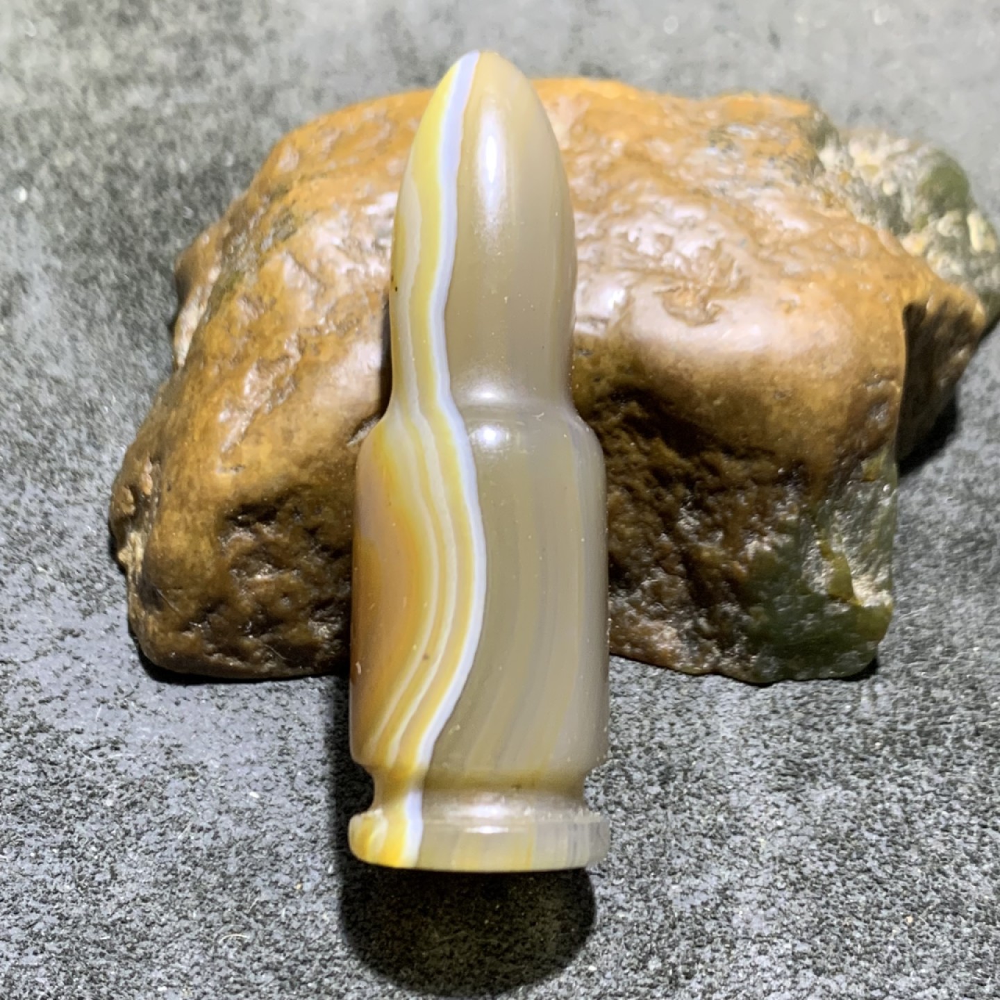 精美缠丝玛瑙雕刻弹头大吊坠一个