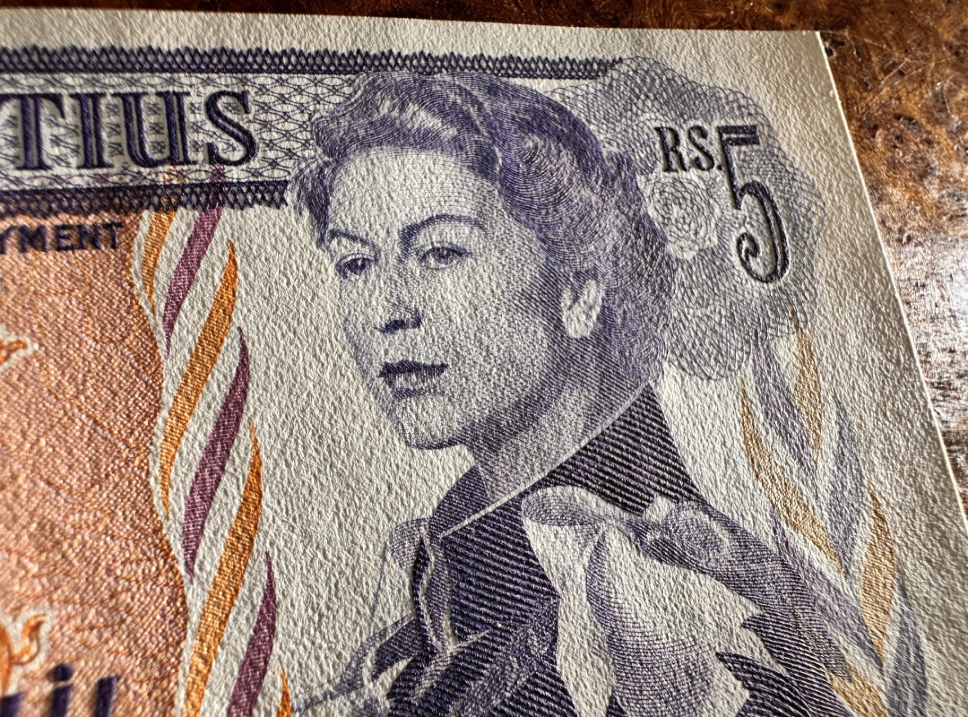 Chase Auction 第18期 - - 外钞、民国钞和人民币混合场！ 毛里求斯5卢比，戎装女王，品相如图，UNC！