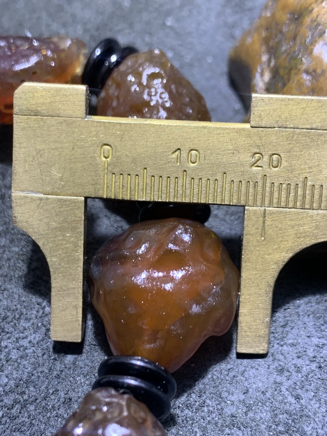 放一条福利！精美天然戈壁酒红色玛瑙原石手串一条，
