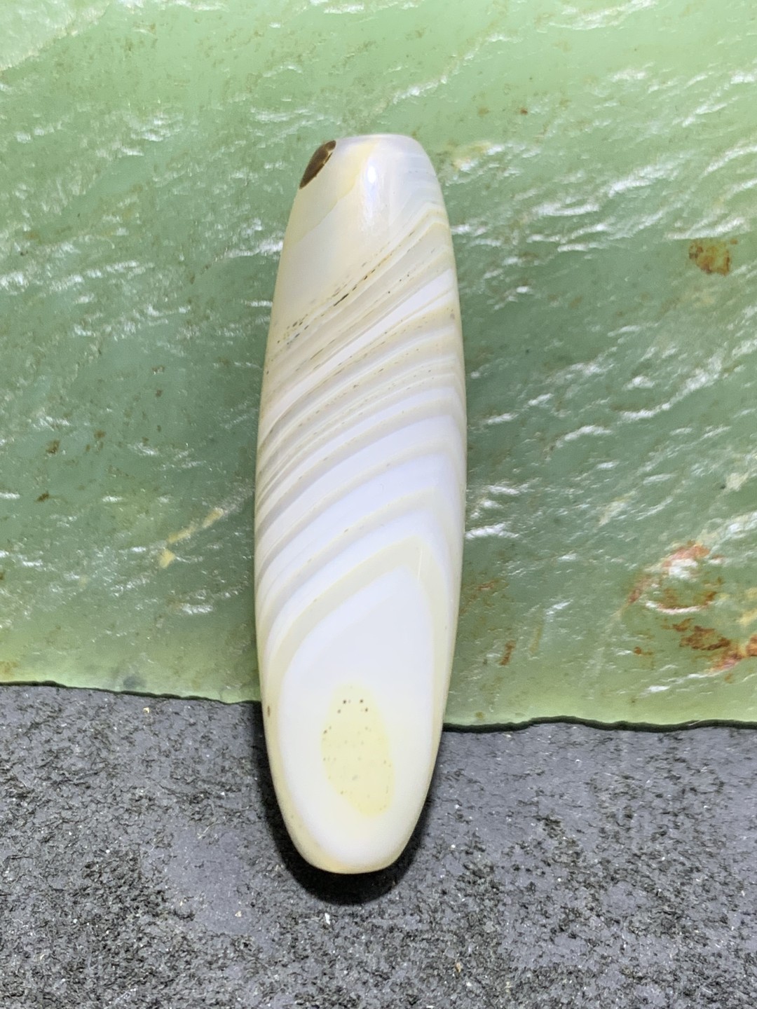 精美马达加斯加千层纹海洋玉髓桶珠一颗，
