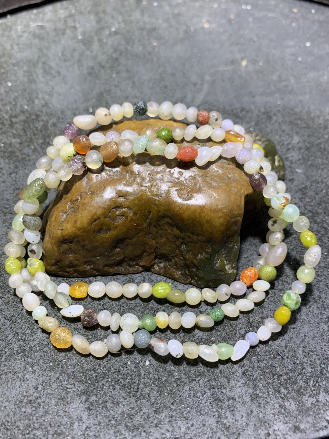 精美天然戈壁阿拉善多彩小米珠手串(手缠，项链)一条，