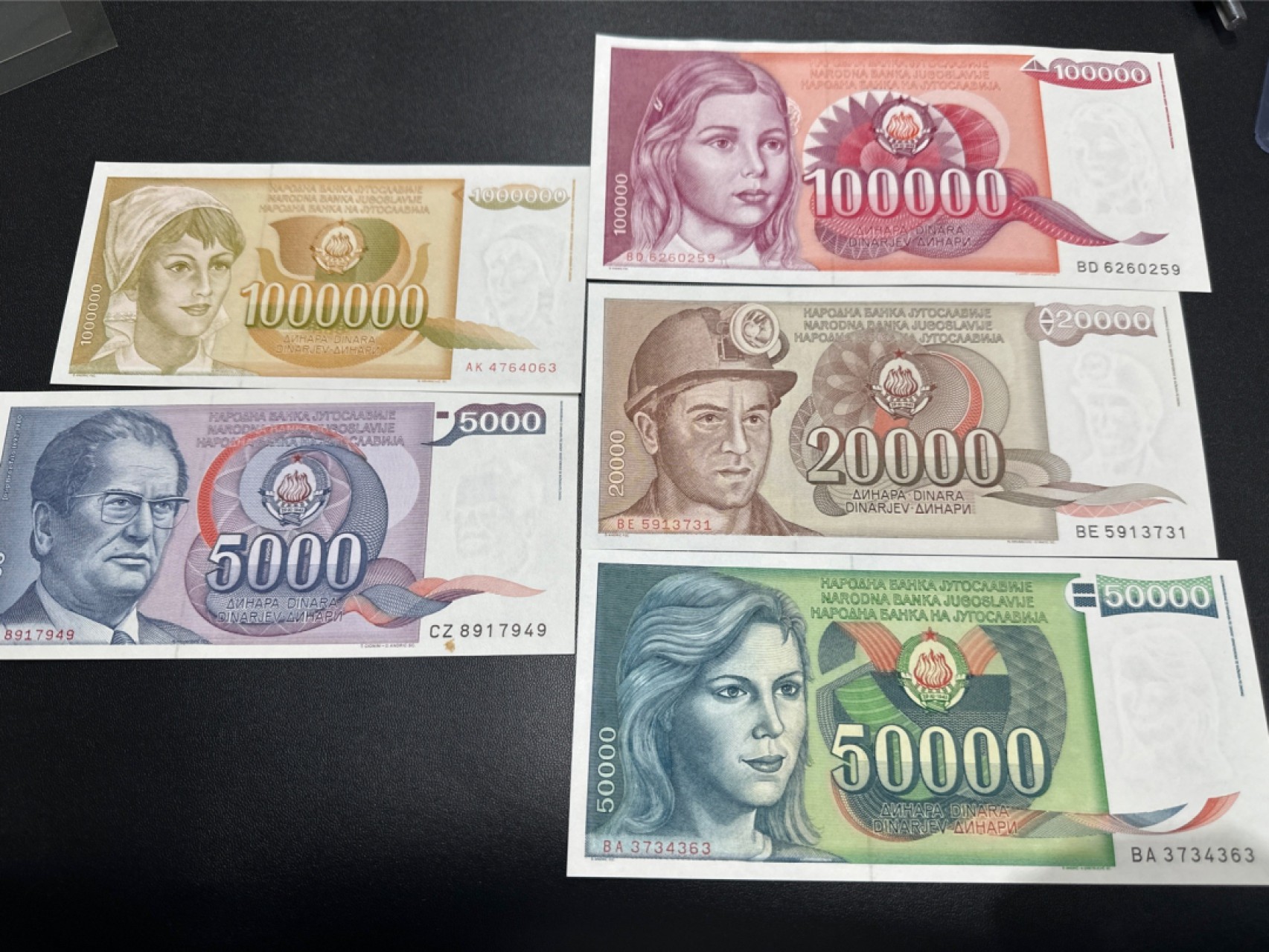 《外钞收藏家》第二百四十三期（南斯拉夫、塞尔维亚、马其顿专场） 南斯拉夫1985-1989年版小套5枚，5000/2W/5W/10W/100W第纳尔 500面额有一个黄斑 100W面额轻微潮 其他全新