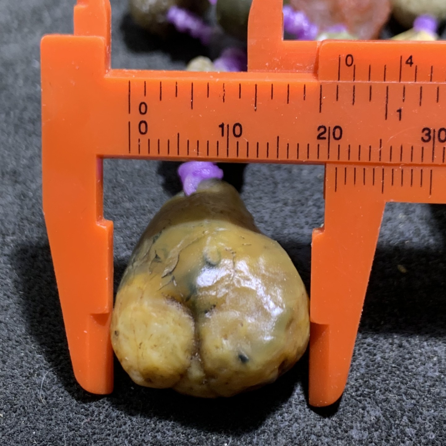 精美阿拉善筋脉石项链一条，