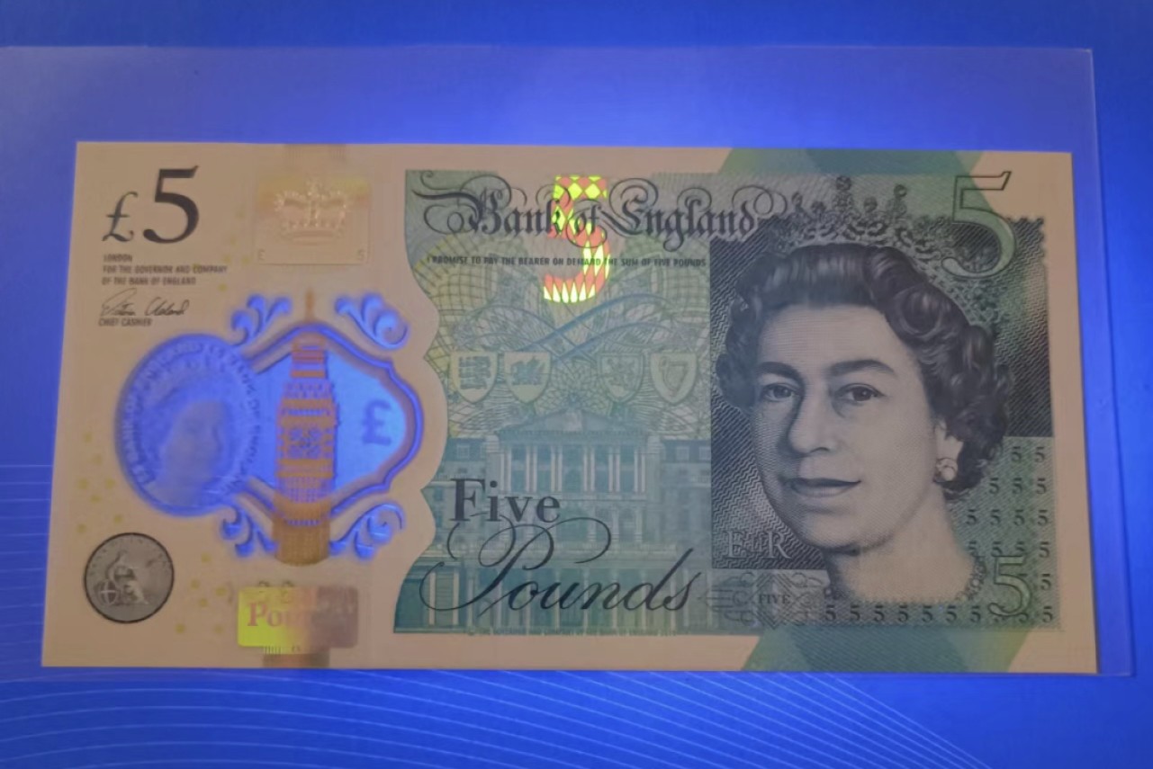 Chase Auction 第18期 - - 外钞、民国钞和人民币混合场！ 2015年5英镑英女王塑料钞UNC，AJ33一000868、869两连号靓号同拍、如图发货！