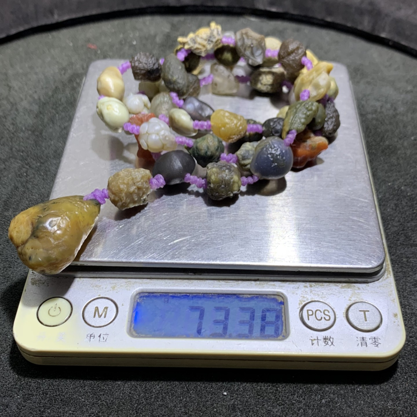 精美阿拉善筋脉石项链一条，
