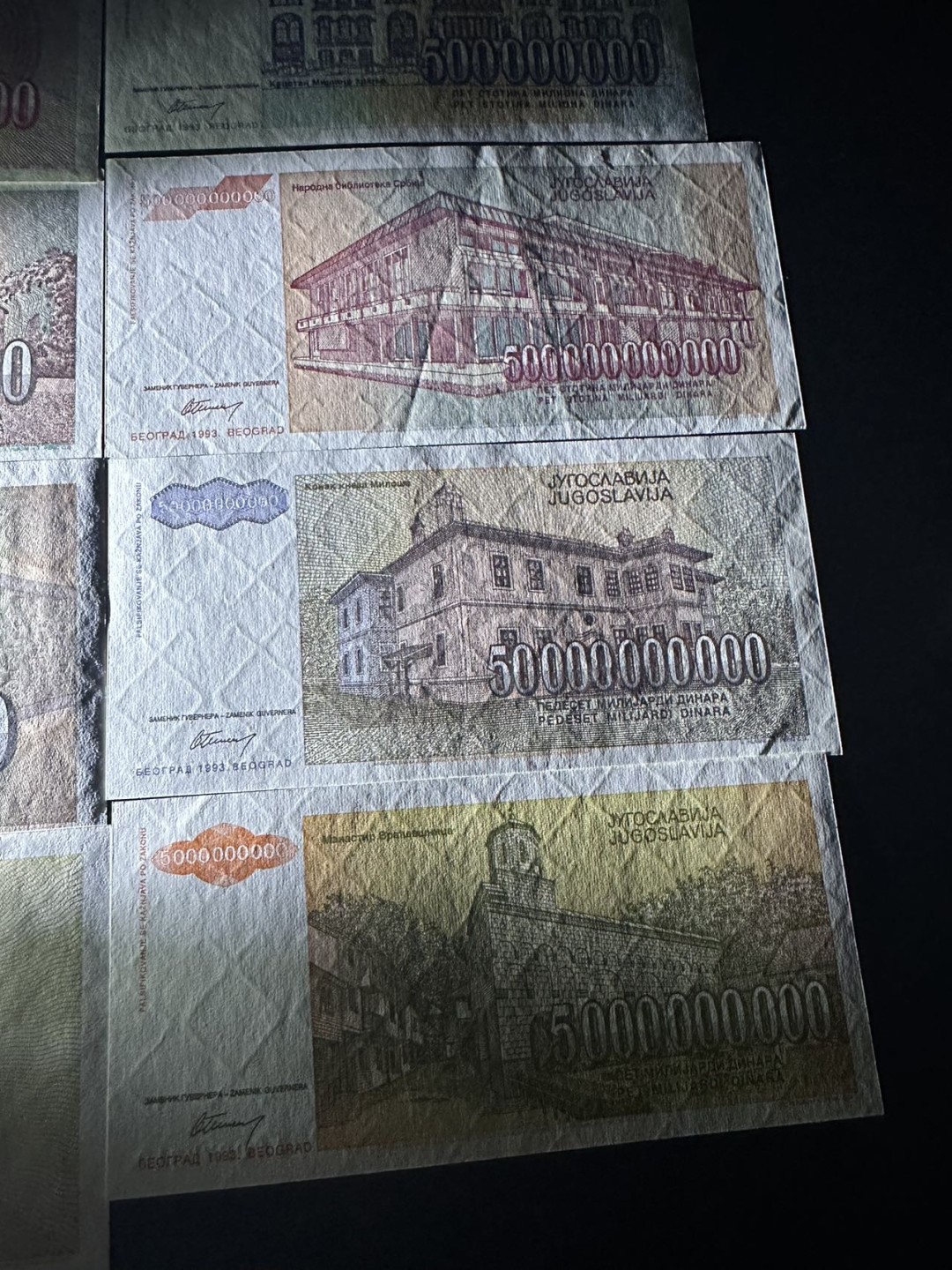 《外钞收藏家》第二百四十三期（南斯拉夫、塞尔维亚、马其顿专场） 南斯拉夫1993年改值版10枚全套，5000/1W/5W/50W/500W/5000W/5亿、50亿、500亿、5000亿第纳尔 全新 500万、50亿、5000亿边上有轻微潮 ，5000亿有一道压痕