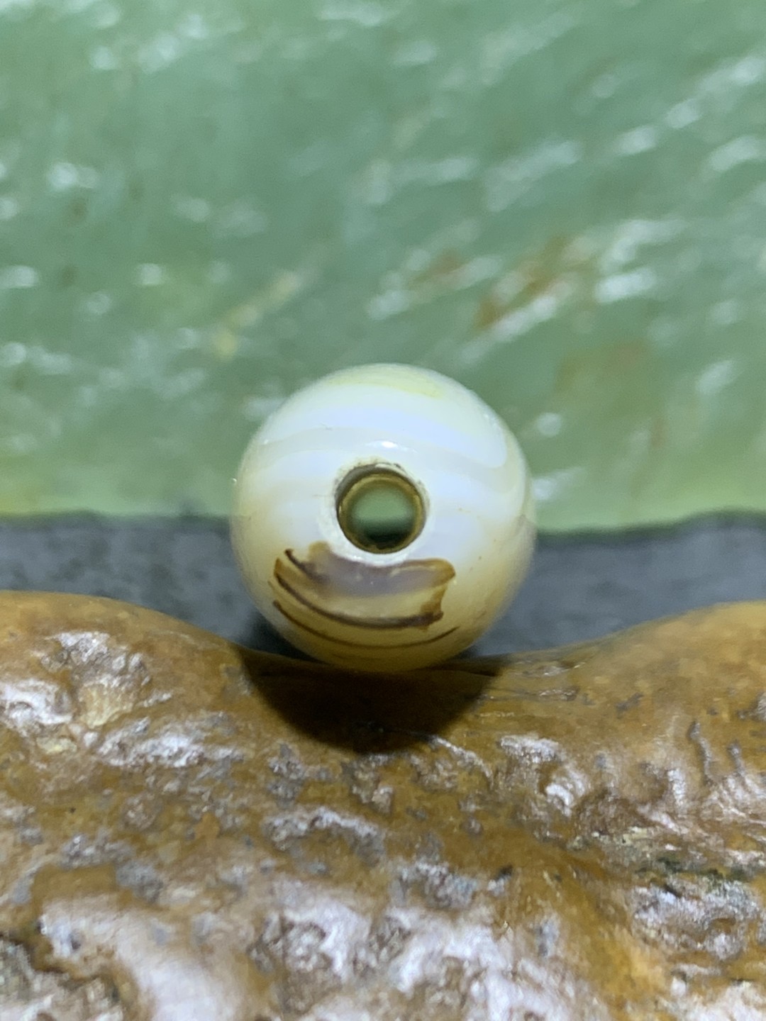 精美马达加斯加千层纹海洋玉髓桶珠一颗，