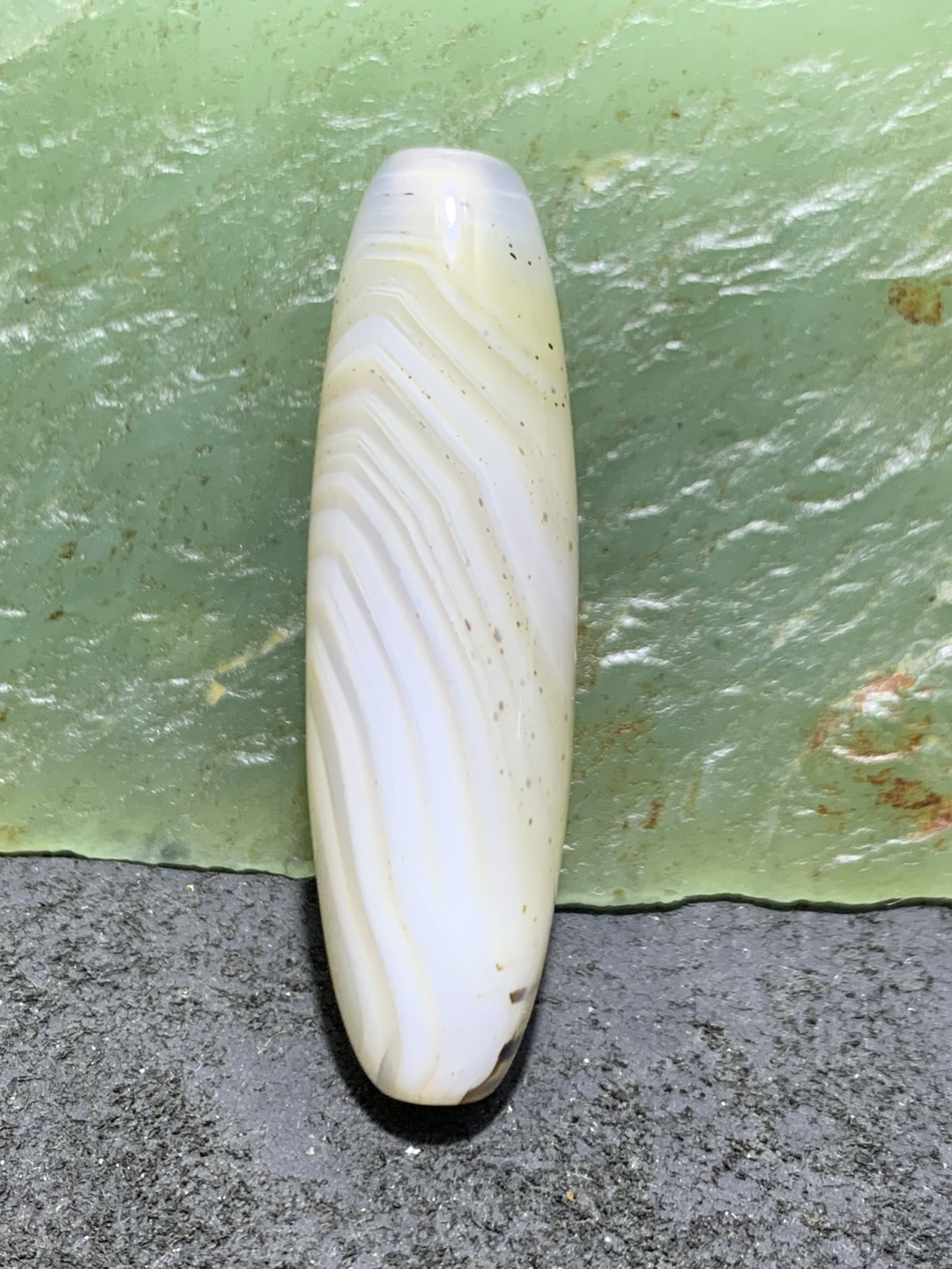 精美马达加斯加千层纹海洋玉髓桶珠一颗，