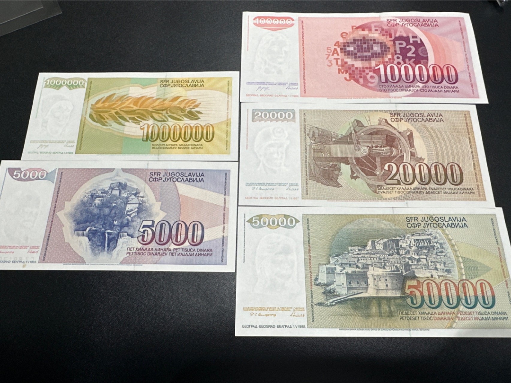 《外钞收藏家》第二百四十三期（南斯拉夫、塞尔维亚、马其顿专场） 南斯拉夫1985-1989年版小套5枚，5000/2W/5W/10W/100W第纳尔 500面额有一个黄斑 100W面额轻微潮 其他全新