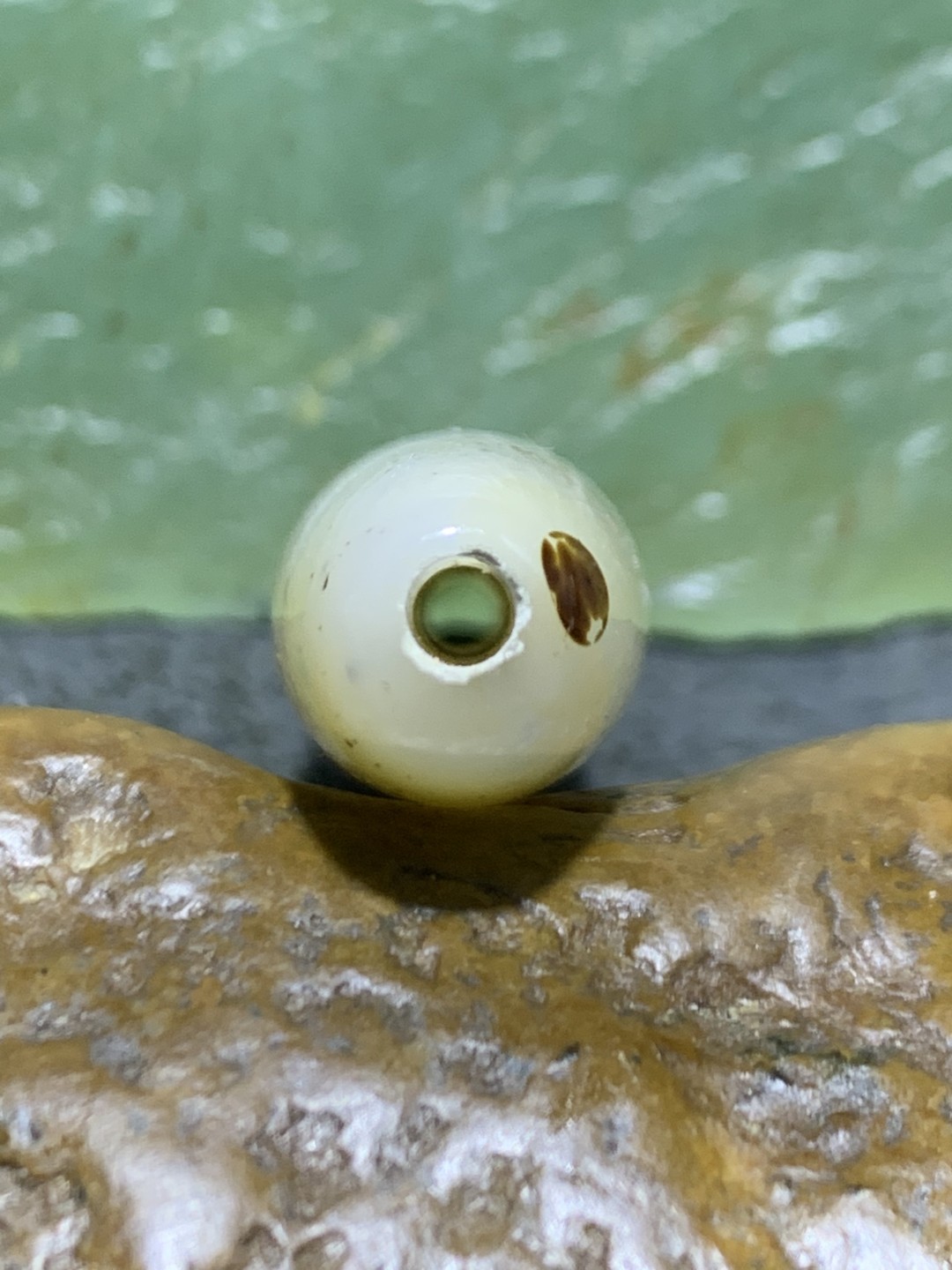 精美马达加斯加千层纹海洋玉髓桶珠一颗，