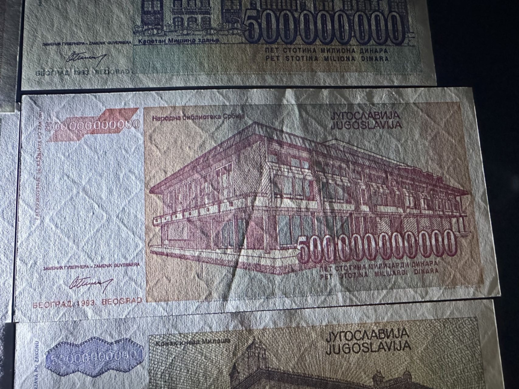 《外钞收藏家》第二百四十三期（南斯拉夫、塞尔维亚、马其顿专场） 南斯拉夫1993年改值版10枚全套，5000/1W/5W/50W/500W/5000W/5亿、50亿、500亿、5000亿第纳尔 全新 500万、50亿、5000亿边上有轻微潮 ，5000亿有一道压痕