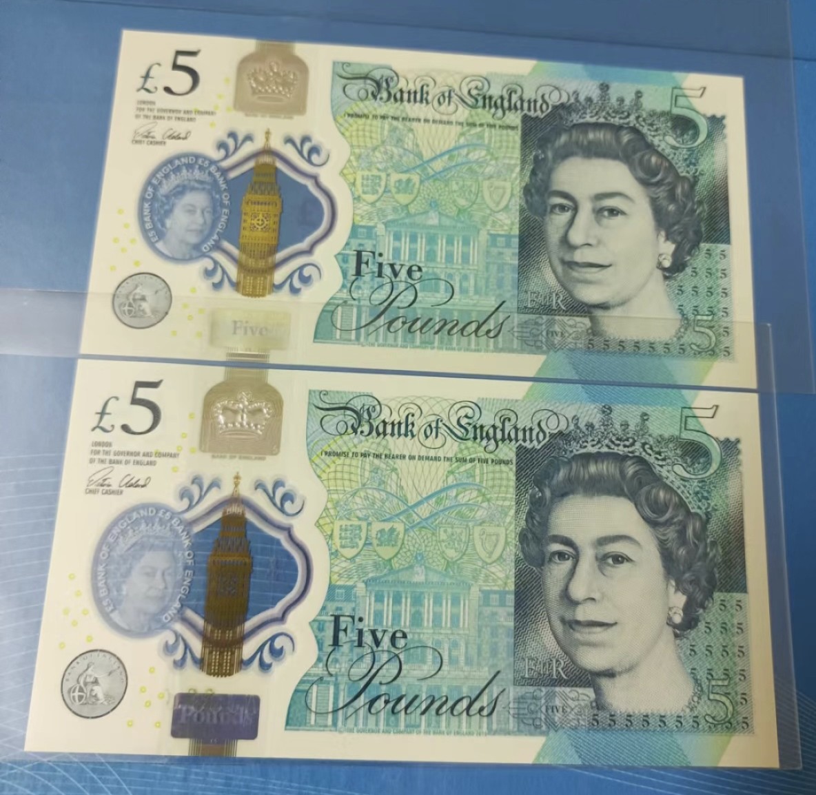 Chase Auction 第18期 - - 外钞、民国钞和人民币混合场！ 2015年5英镑英女王塑料钞UNC，AJ33一000868、869两连号靓号同拍、如图发货！
