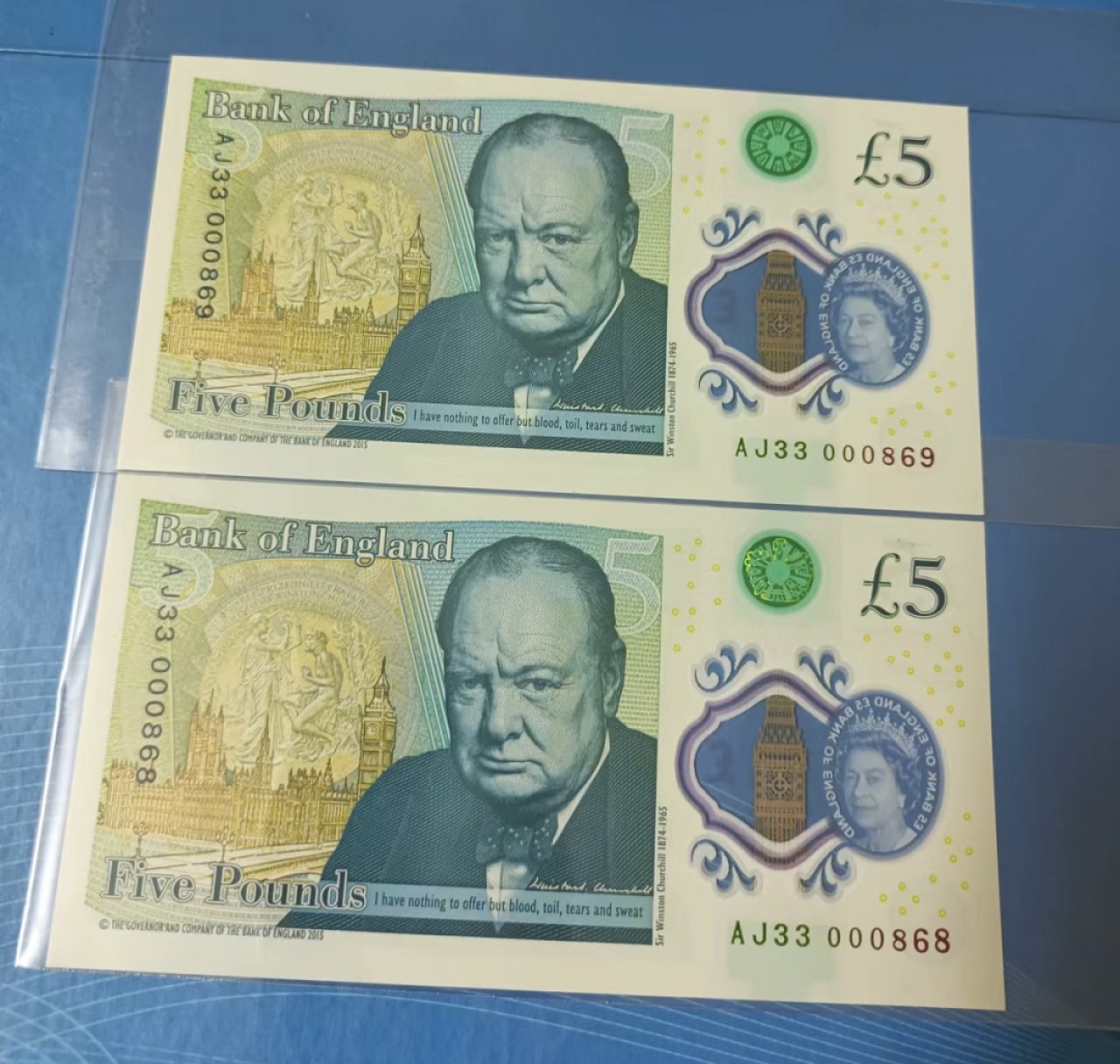 Chase Auction 第18期 - - 外钞、民国钞和人民币混合场！ 2015年5英镑英女王塑料钞UNC，AJ33一000868、869两连号靓号同拍、如图发货！