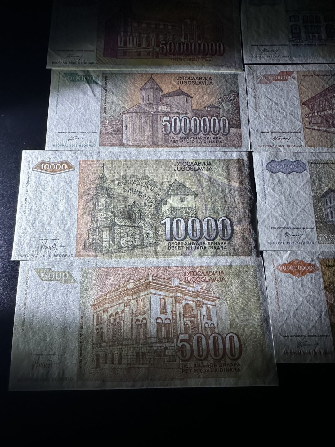 《外钞收藏家》第二百四十三期（南斯拉夫、塞尔维亚、马其顿专场） 南斯拉夫1993年改值版10枚全套，5000/1W/5W/50W/500W/5000W/5亿、50亿、500亿、5000亿第纳尔 全新 500万、50亿、5000亿边上有轻微潮 ，5000亿有一道压痕