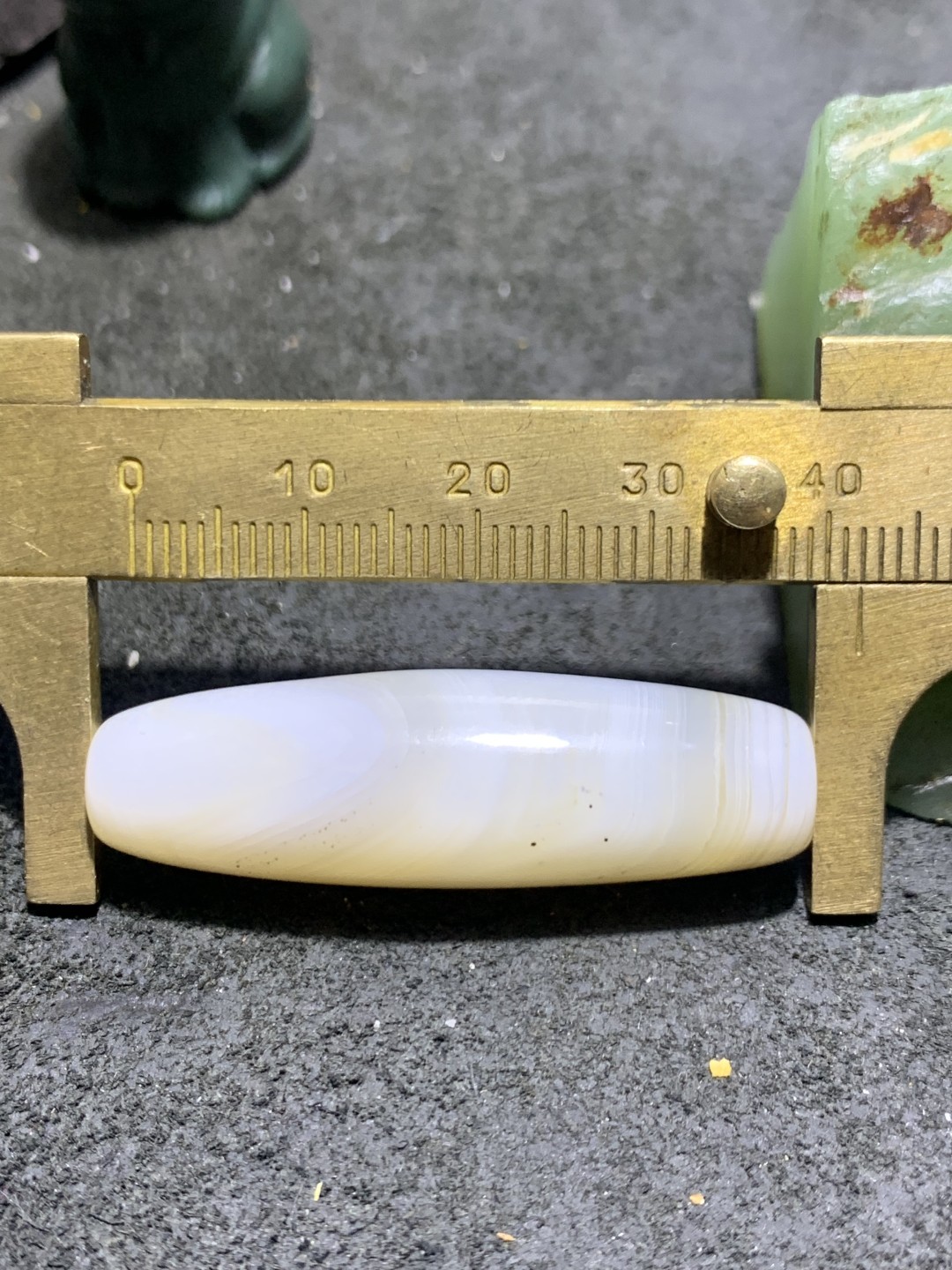 精美马达加斯加天眼千层纹海洋玉髓桶珠一颗，