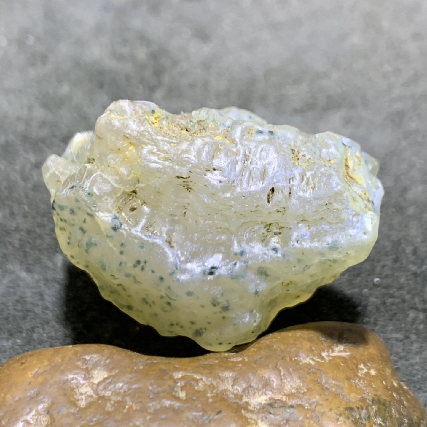 精美天然戈壁高玉化绿点玛瑙原石一颗，