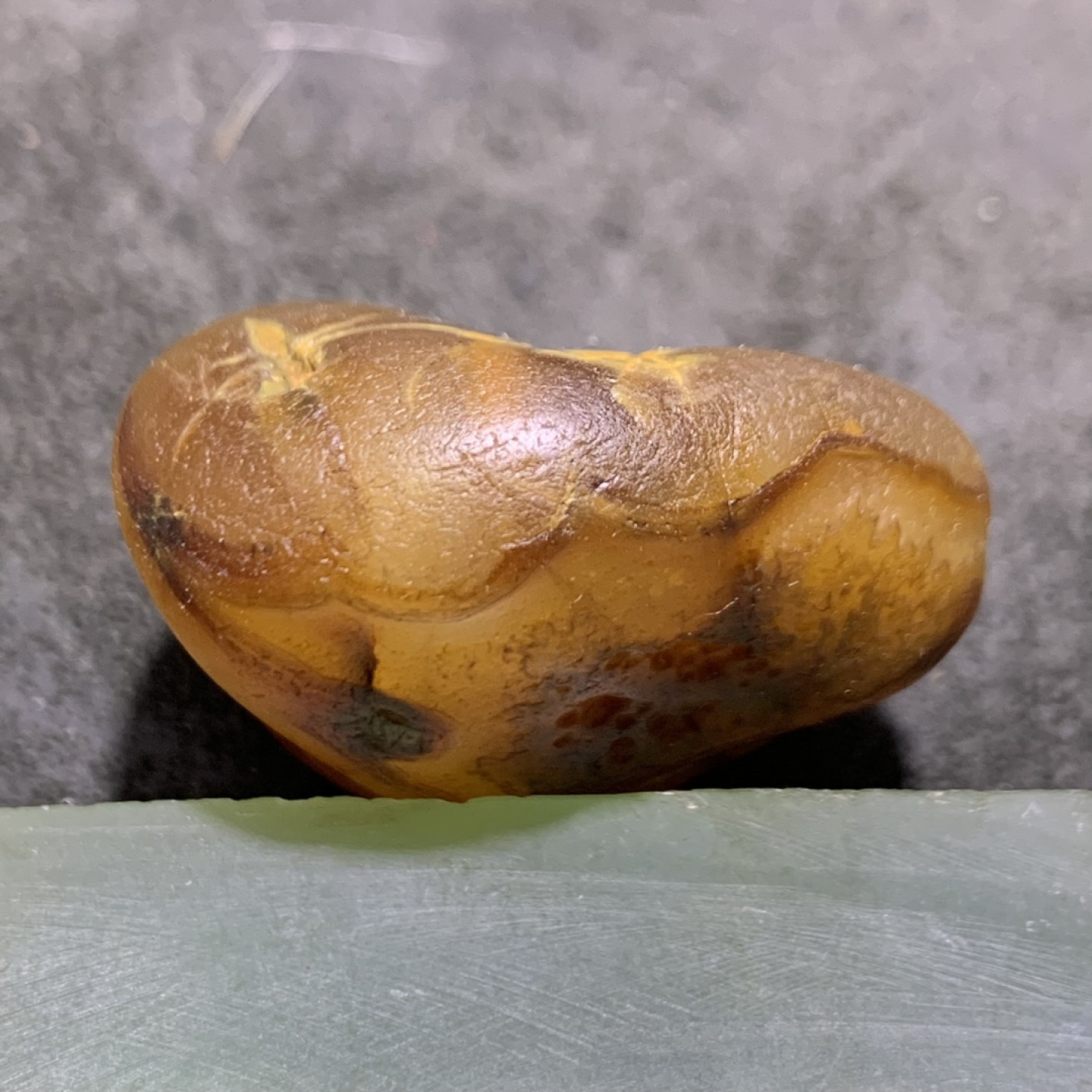 精美天然马达加斯加玛瑙原石把件，摆件一个