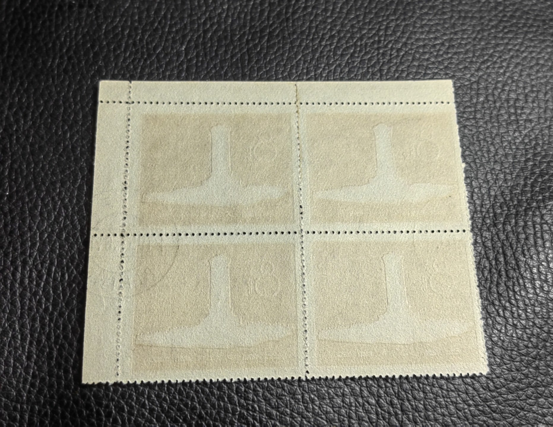 洪涛臻品批发群  精选邮票限时拍卖第一百九十二期 纪47纪念碑   四方连一组，红色题材，老纪特精品热门票，直角边，全品嘎嘎绝，喜欢玩裸票的老板不要错过