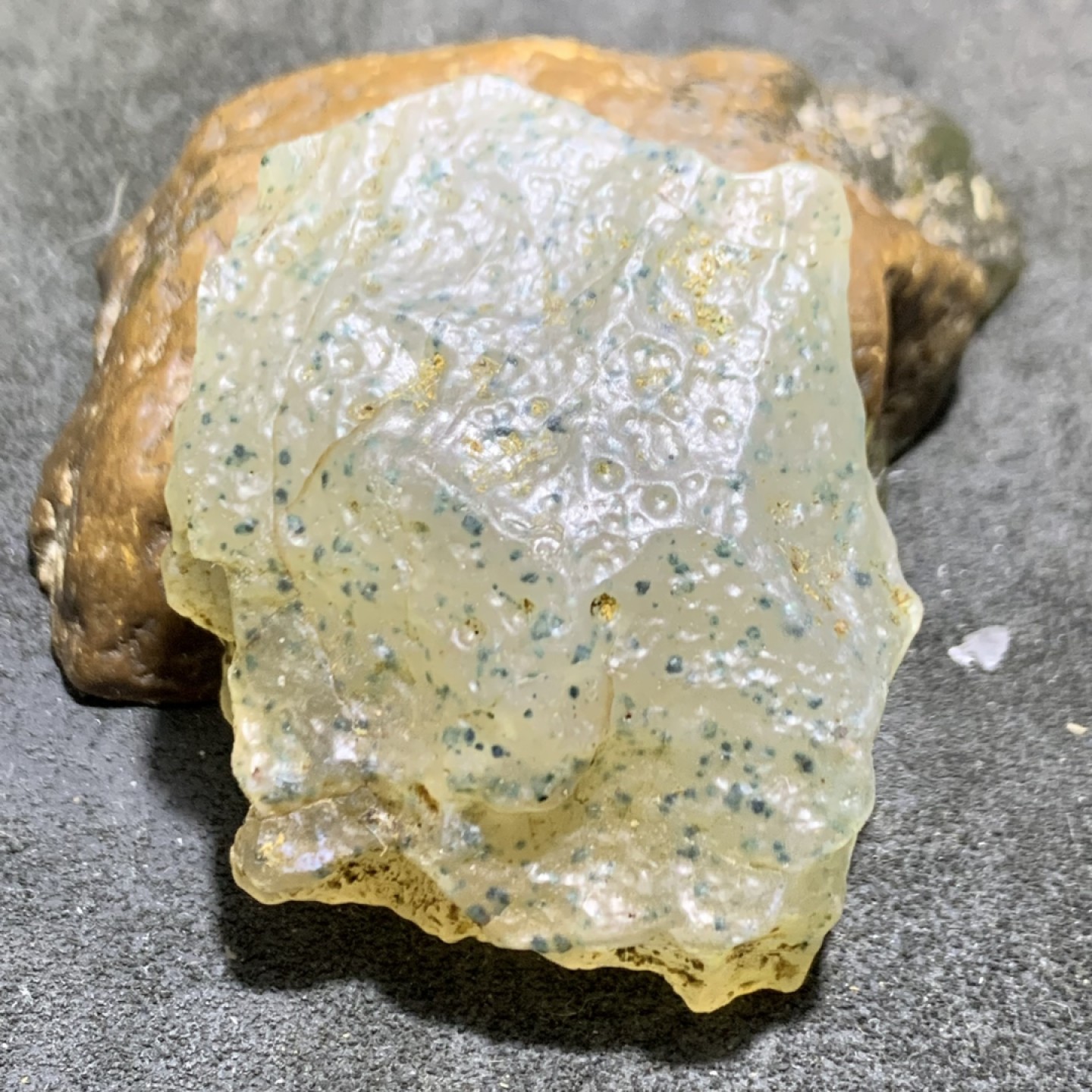 精美天然戈壁高玉化绿点玛瑙原石一颗，