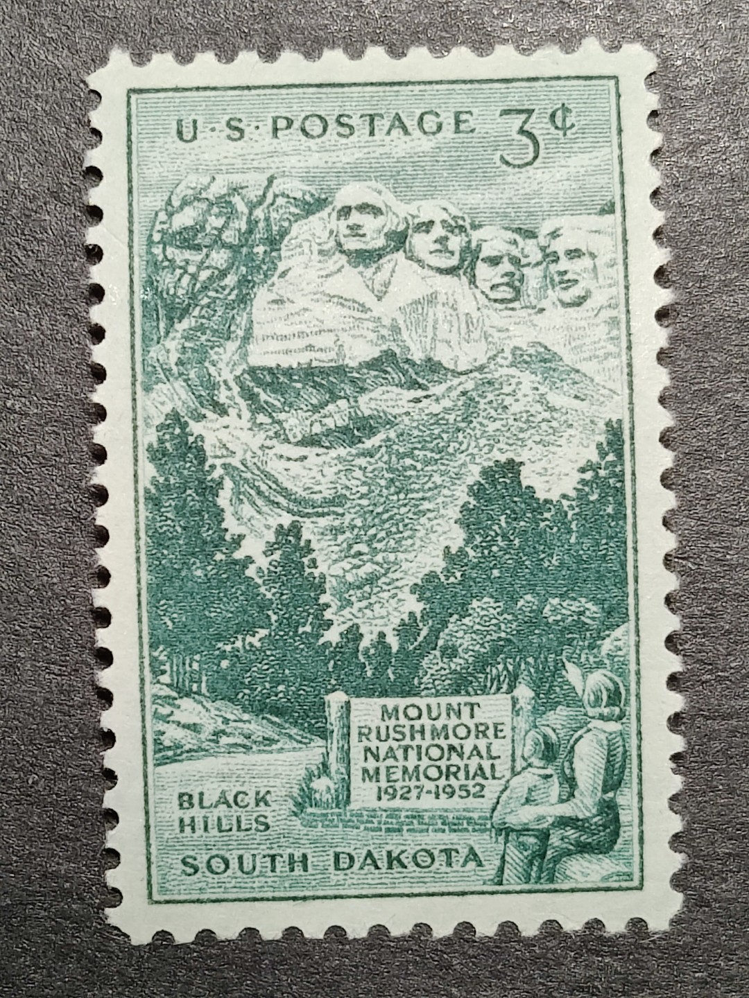 洪涛臻品批发群  精选邮票限时拍卖第一百八十六期 美国1952年 拉什莫尔山国家纪念公园25年 1全新. 精美雕刻版,清晰的早期特有的格栅背胶,原胶润亮相当漂亮！