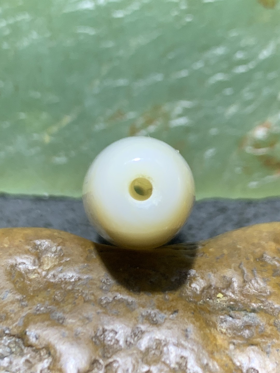 精美马达加斯加天眼千层纹海洋玉髓桶珠一颗，