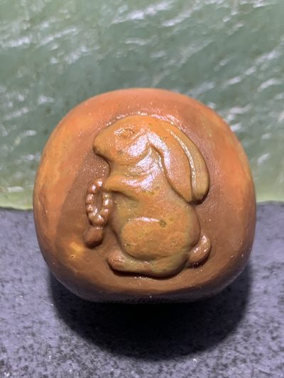 精美亚光冰飘战国红玛瑙手工雕刻兔然暴富，一心向佛，随形吊坠（把件）一个， - 精美亚光冰飘战国红玛瑙手工雕刻兔然暴富，一心向佛，随形吊坠（把件）一个，