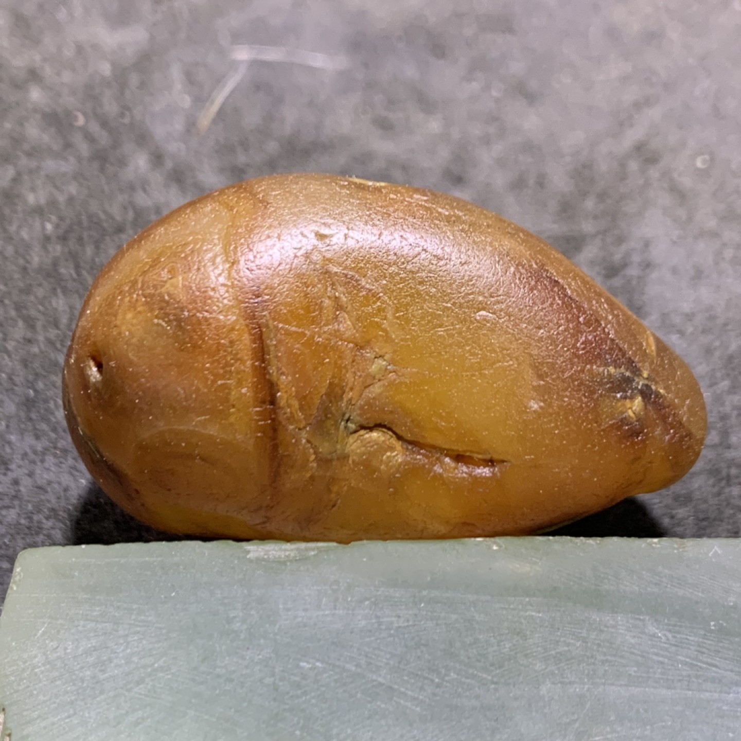 精美天然马达加斯加玛瑙原石把件，摆件一个
