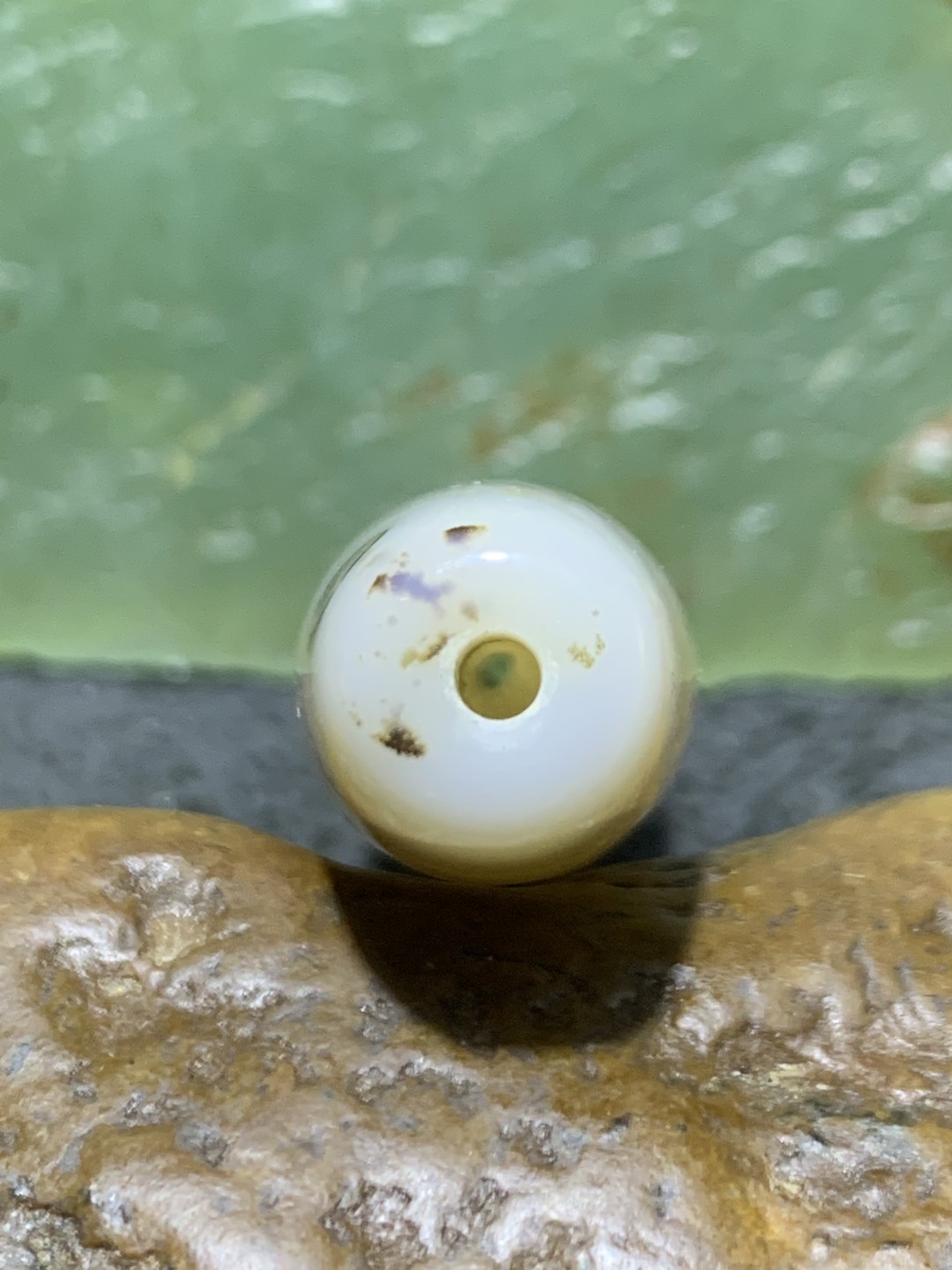 精美马达加斯加天眼千层纹海洋玉髓桶珠一颗，