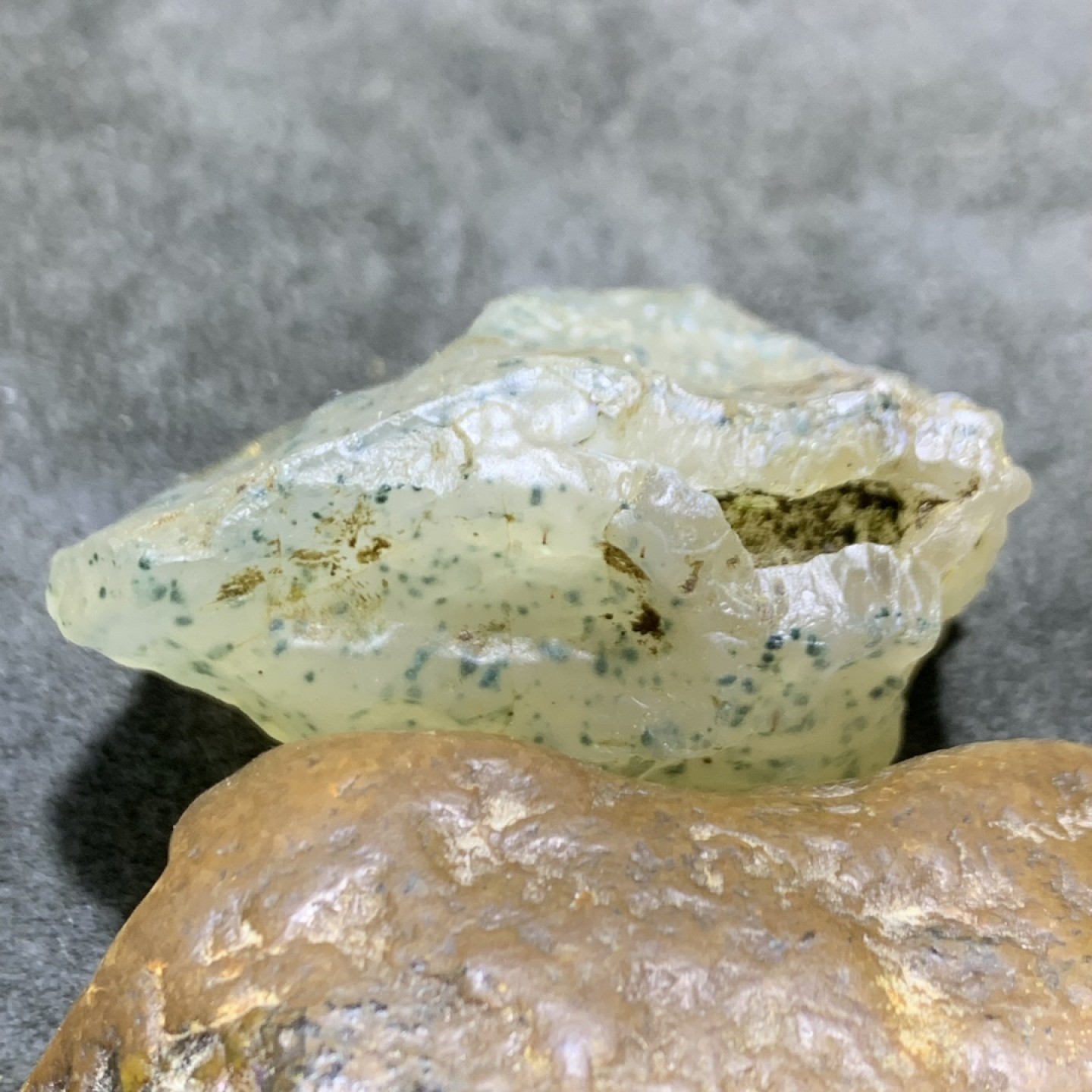 精美天然戈壁高玉化绿点玛瑙原石一颗，