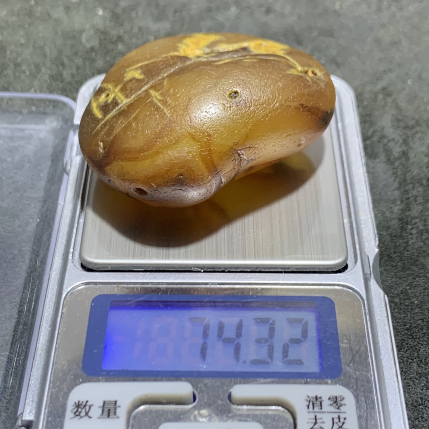 精美天然马达加斯加玛瑙原石把件，摆件一个