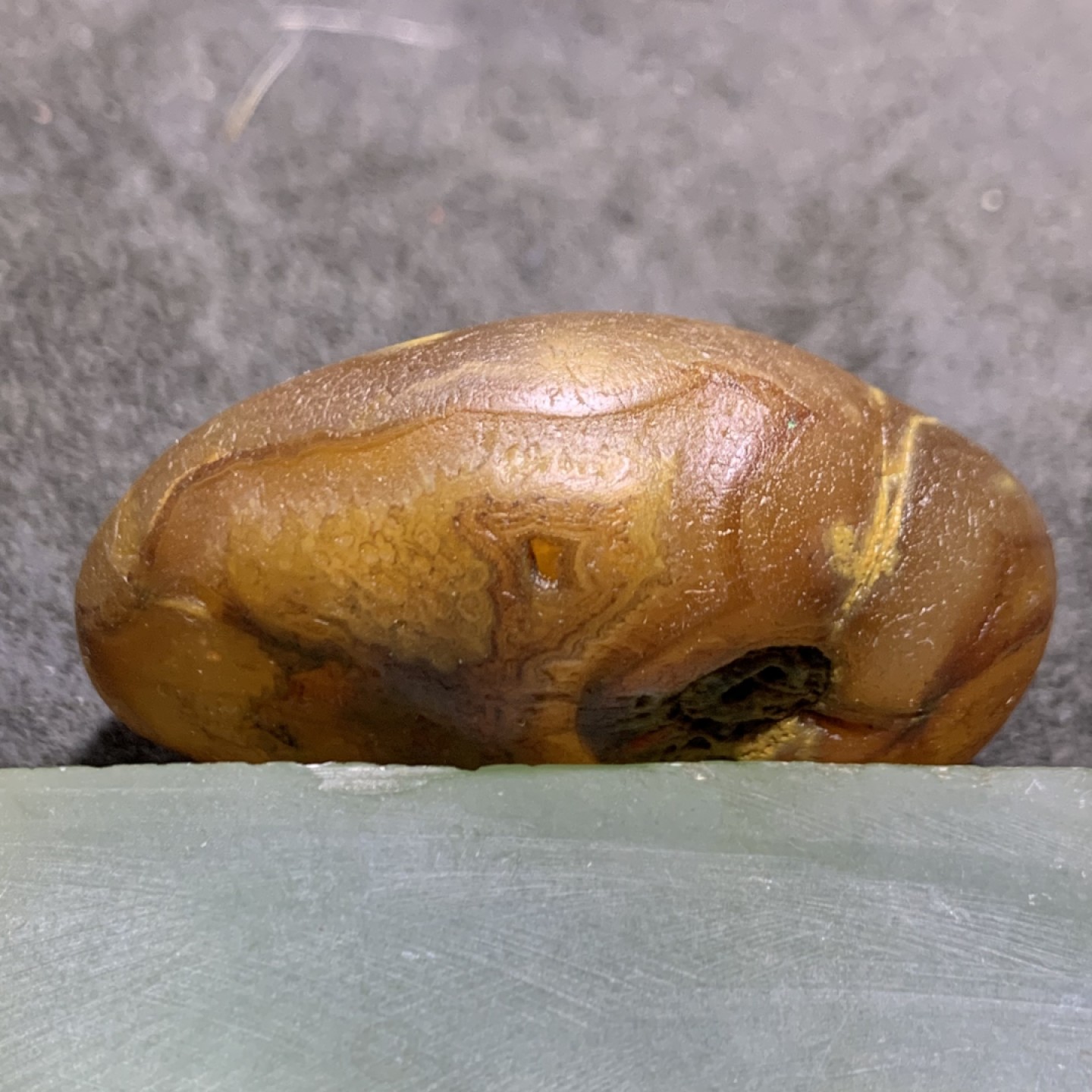 精美天然马达加斯加玛瑙原石把件，摆件一个