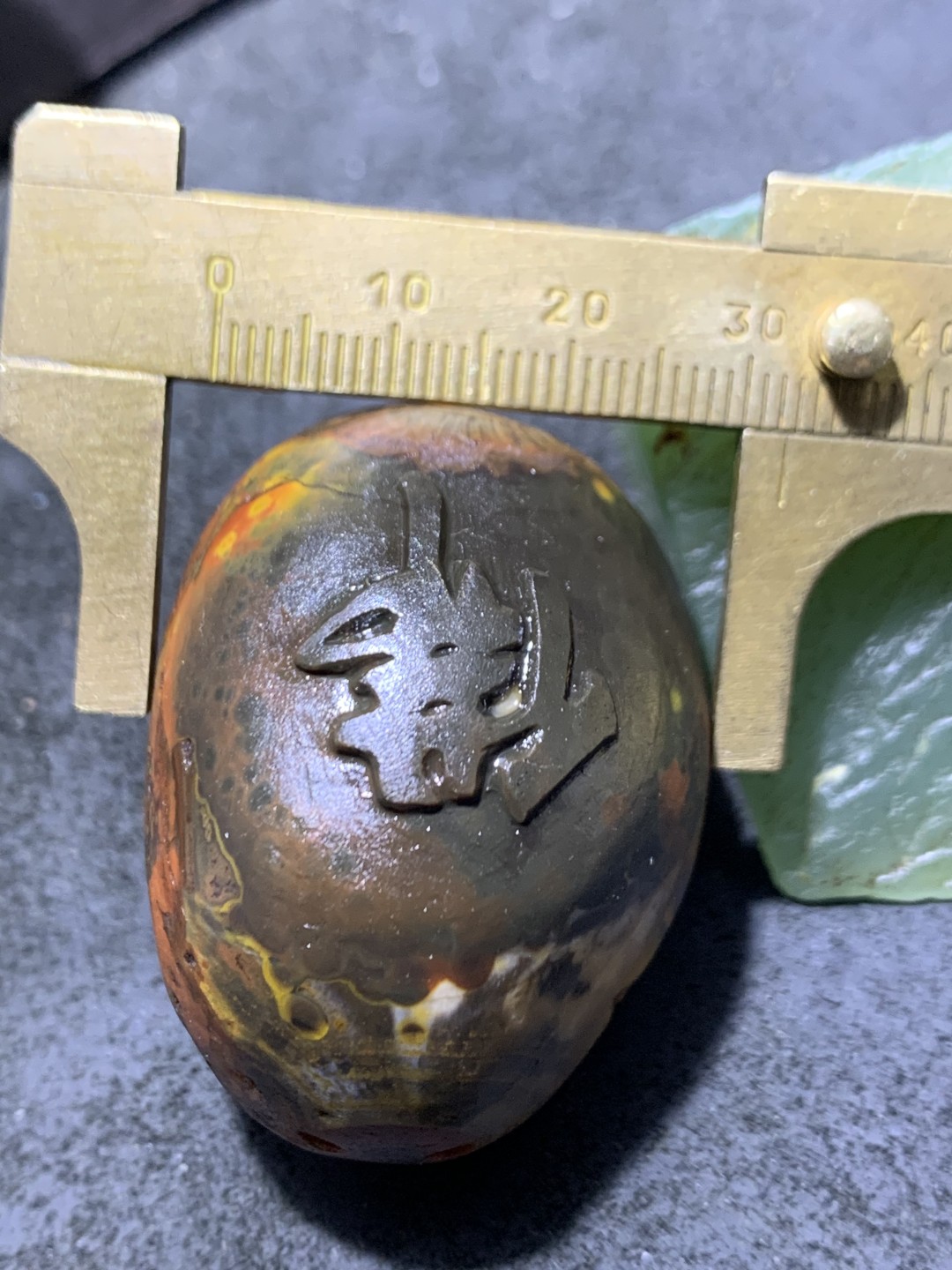 精美原皮天眼纹战国红玛瑙手工雕刻佛字把件一个，寓意，佛在心中，