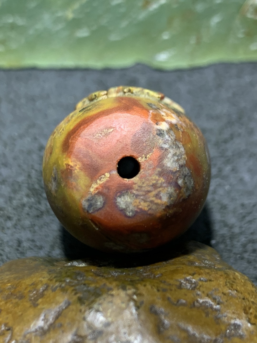 精美草花纹亚光战国红玛瑙手工雕刻悟字珠一个，