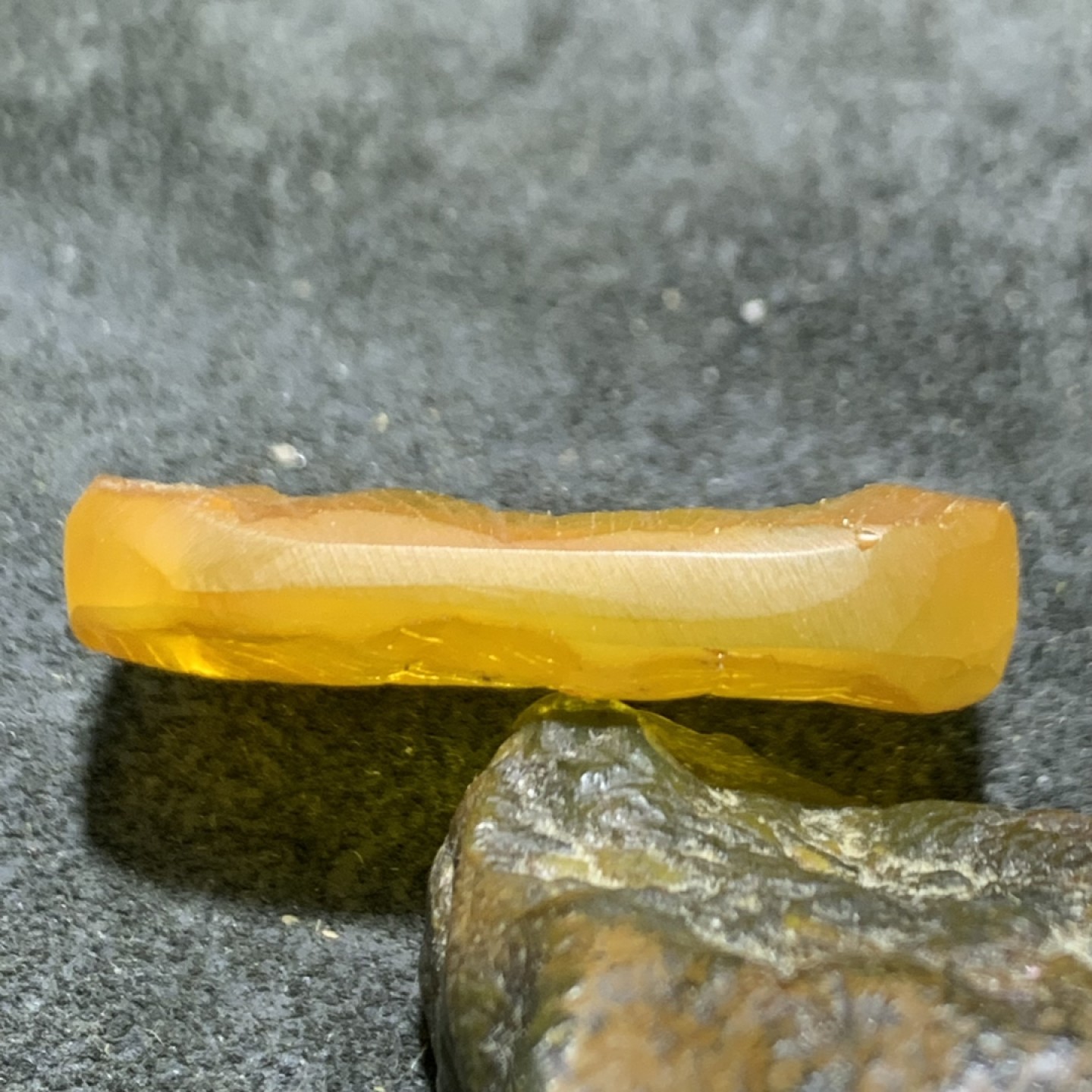 精美天然乌克兰蜜蜡原石雕刻灵蛇吊坠一个，