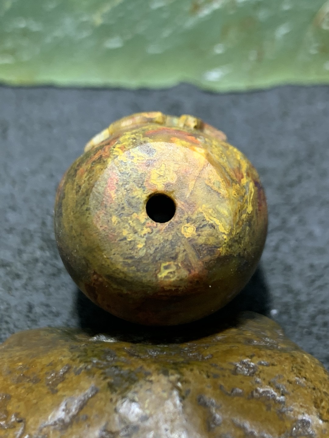 精美草花纹亚光战国红玛瑙手工雕刻悟字珠一个，