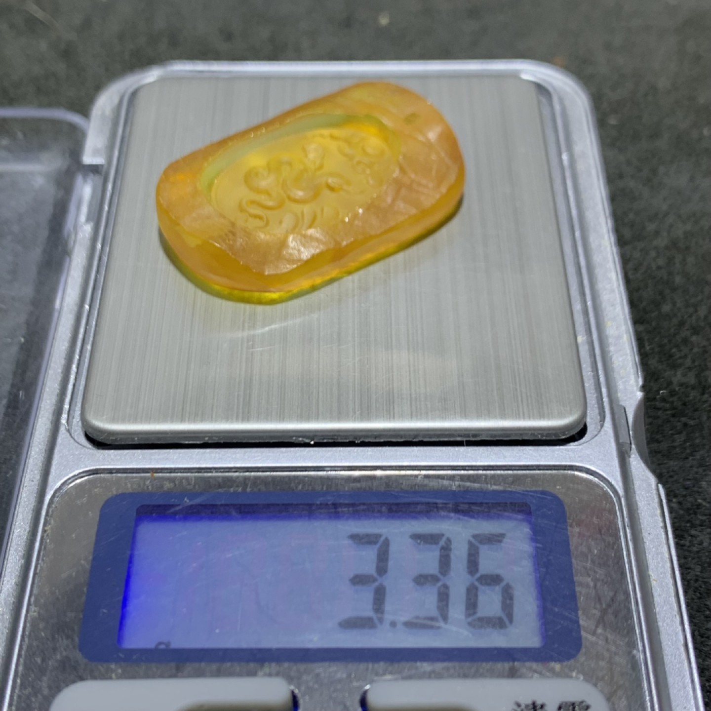 精美天然乌克兰蜜蜡原石雕刻灵蛇吊坠一个，