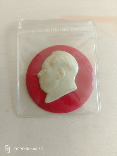毛泽东像章 - 毛主席像章，50毫米，有机塑料！