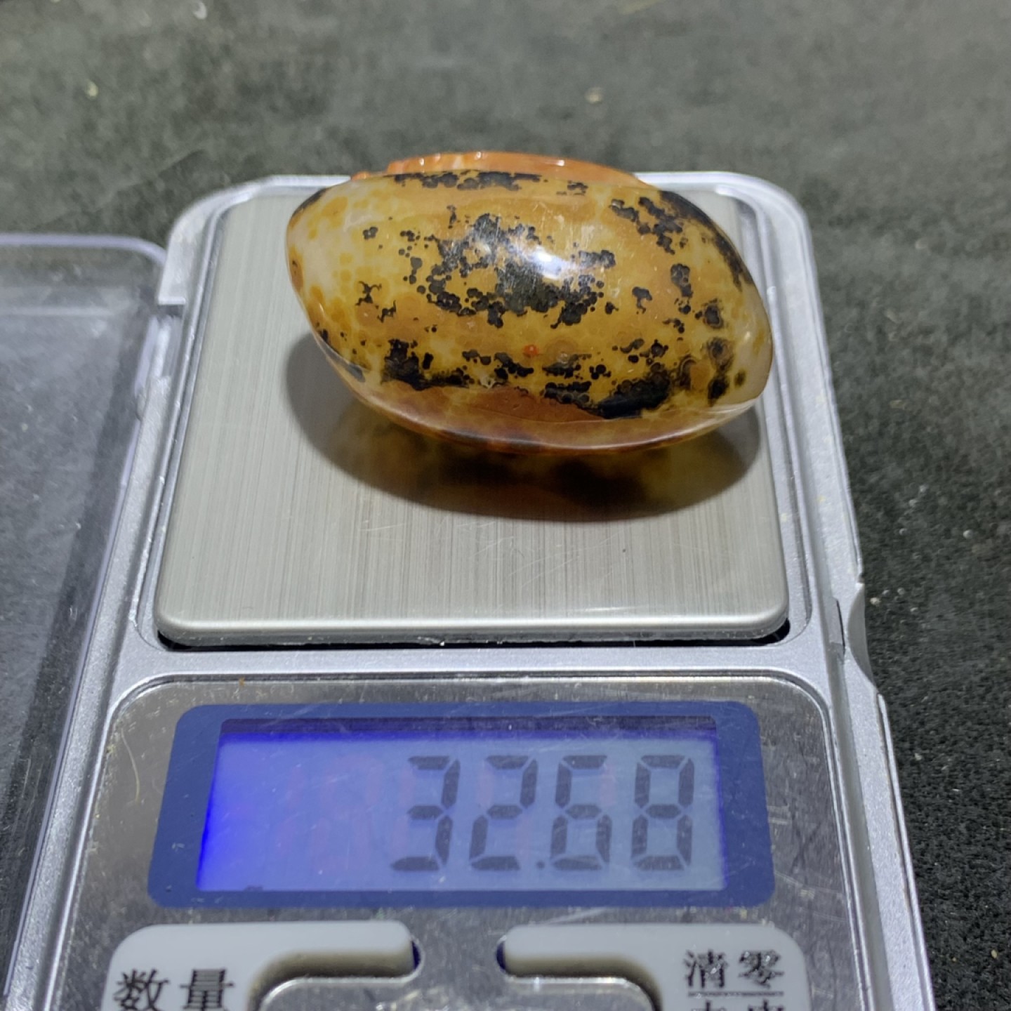 精美冰飘战国红玛瑙雕刻仿古龙随形吊坠一个，