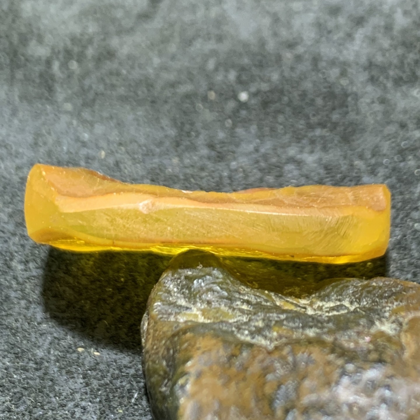 精美天然乌克兰蜜蜡原石雕刻灵蛇吊坠一个，