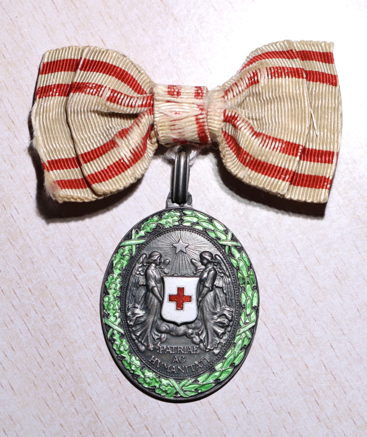 大猫徽章拍卖第217期 奥匈帝国银级女版红十字奖章（纯银制 带厂标和银标）➕匈牙利王国Benedek Sándor亲属版讣告