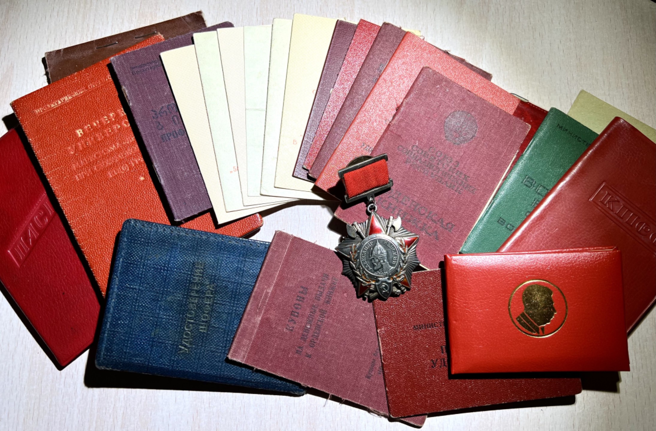 大猫徽章拍卖第217期 苏联早期亚力山大 涅夫斯基勋章 档案齐全 合计证书23本