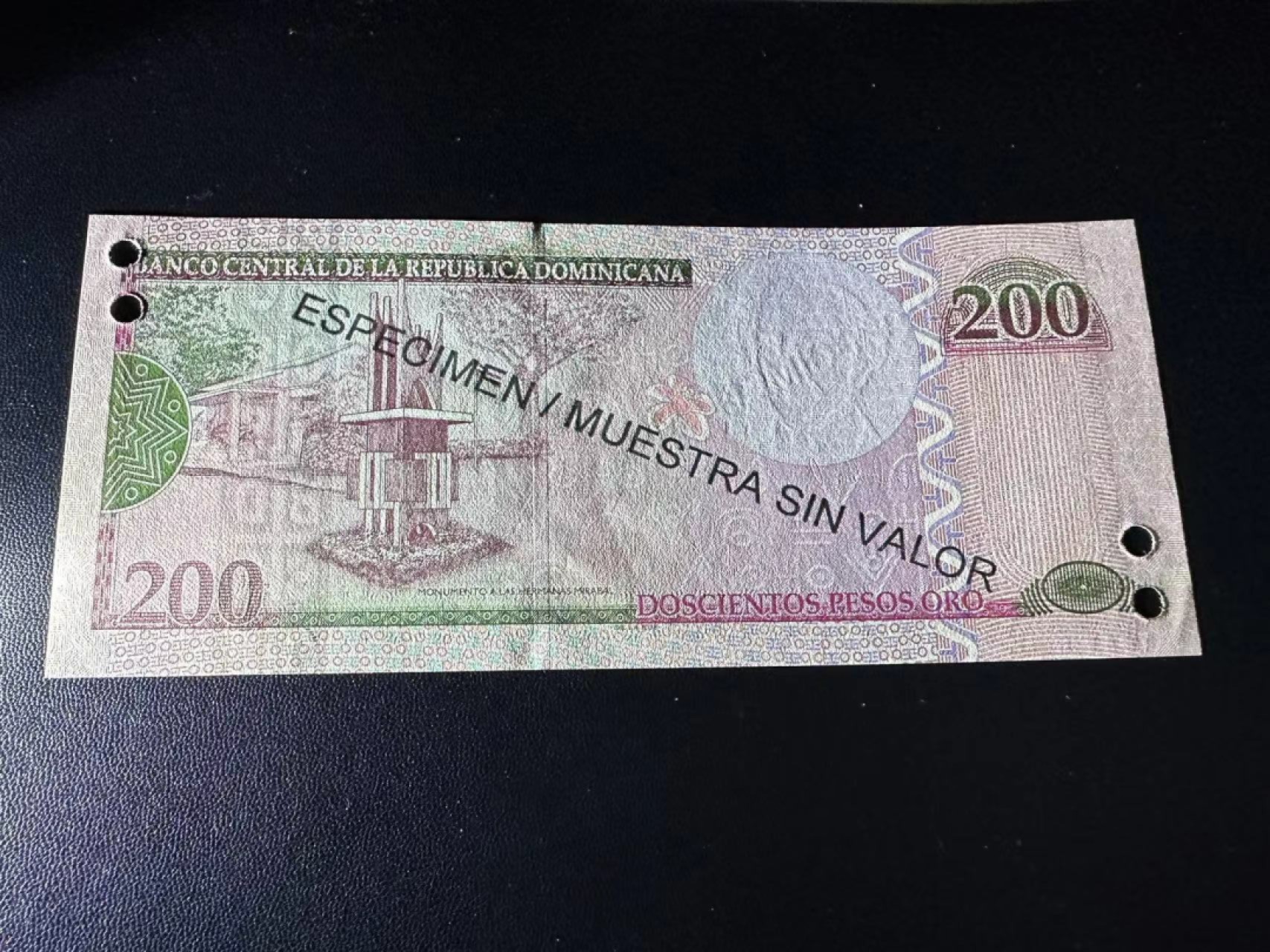 《外钞收藏家》第二百四十六期 连拍场四 多米尼加200 样钞 全新UNC