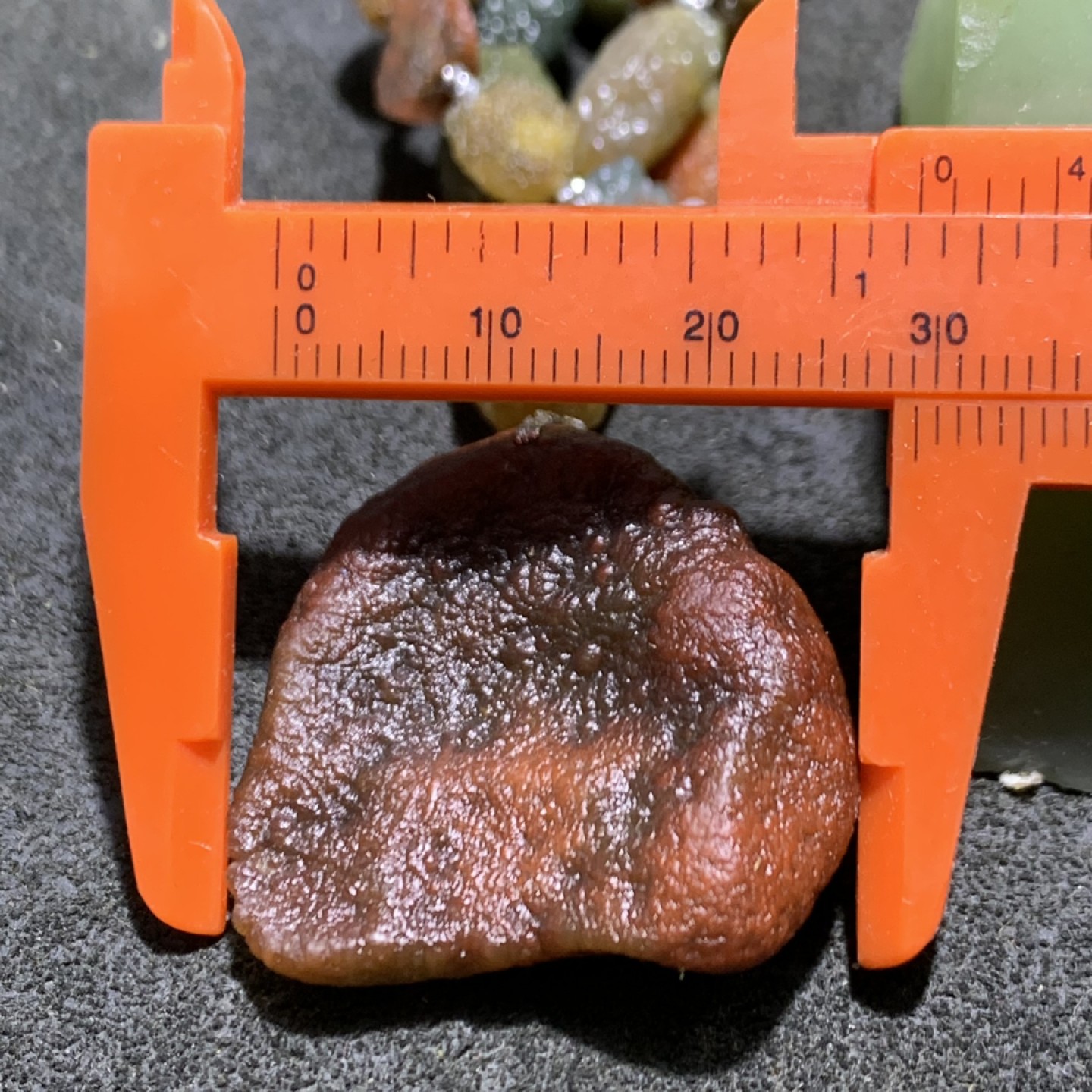 精美新疆黑山筋脉石玛瑙原石项链一条，