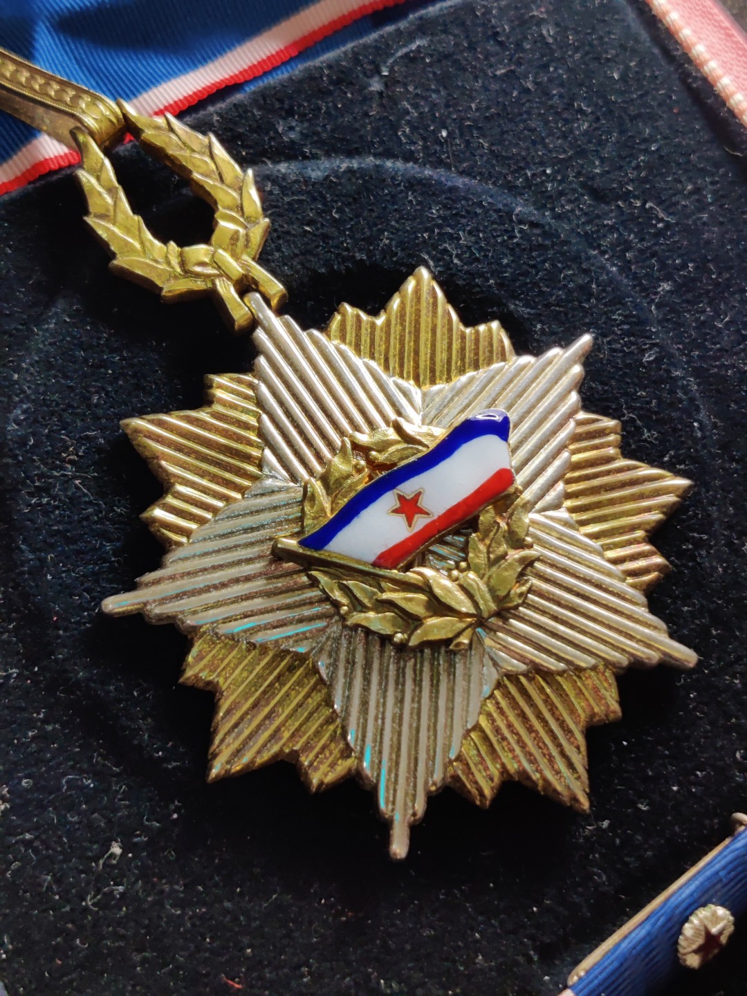 全场0元起拍 第34期 咸鱼国勋章拍卖专场 3月1日（周三）下午6：00开始 早期五火炬滚边盒版 南斯拉夫旗帜勋章颈授 带盒略+