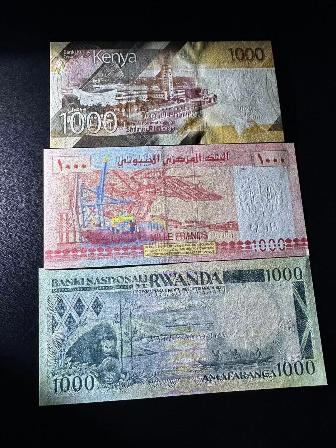 《外钞收藏家》第二百四十六期 连拍场四 肯尼亚、吉布提、卢旺达三张 全新UNC