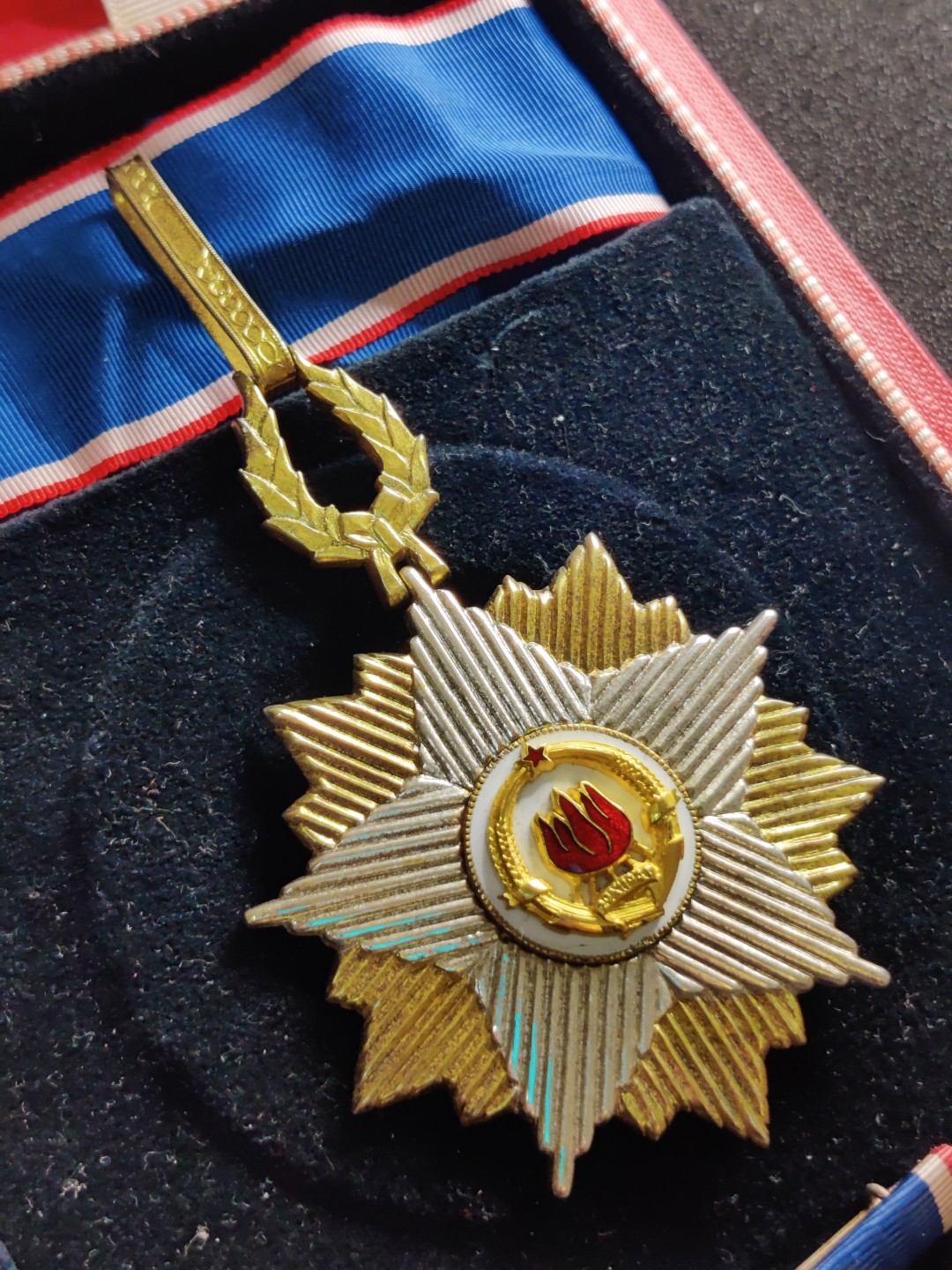 全场0元起拍 第34期 咸鱼国勋章拍卖专场 3月1日（周三）下午6：00开始 早期五火炬滚边盒版 南斯拉夫旗帜勋章颈授 带盒略+