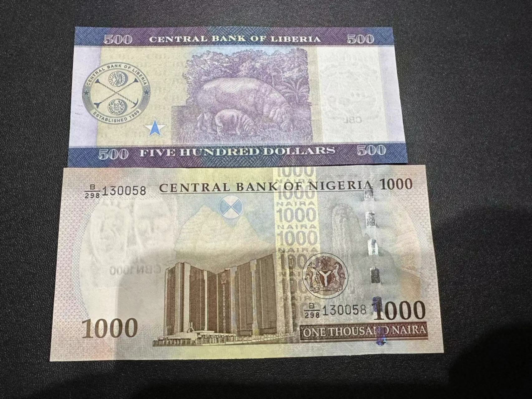 《外钞收藏家》第二百四十六期 连拍场四 利比里亚、尼日利亚两张一起 全新UNC