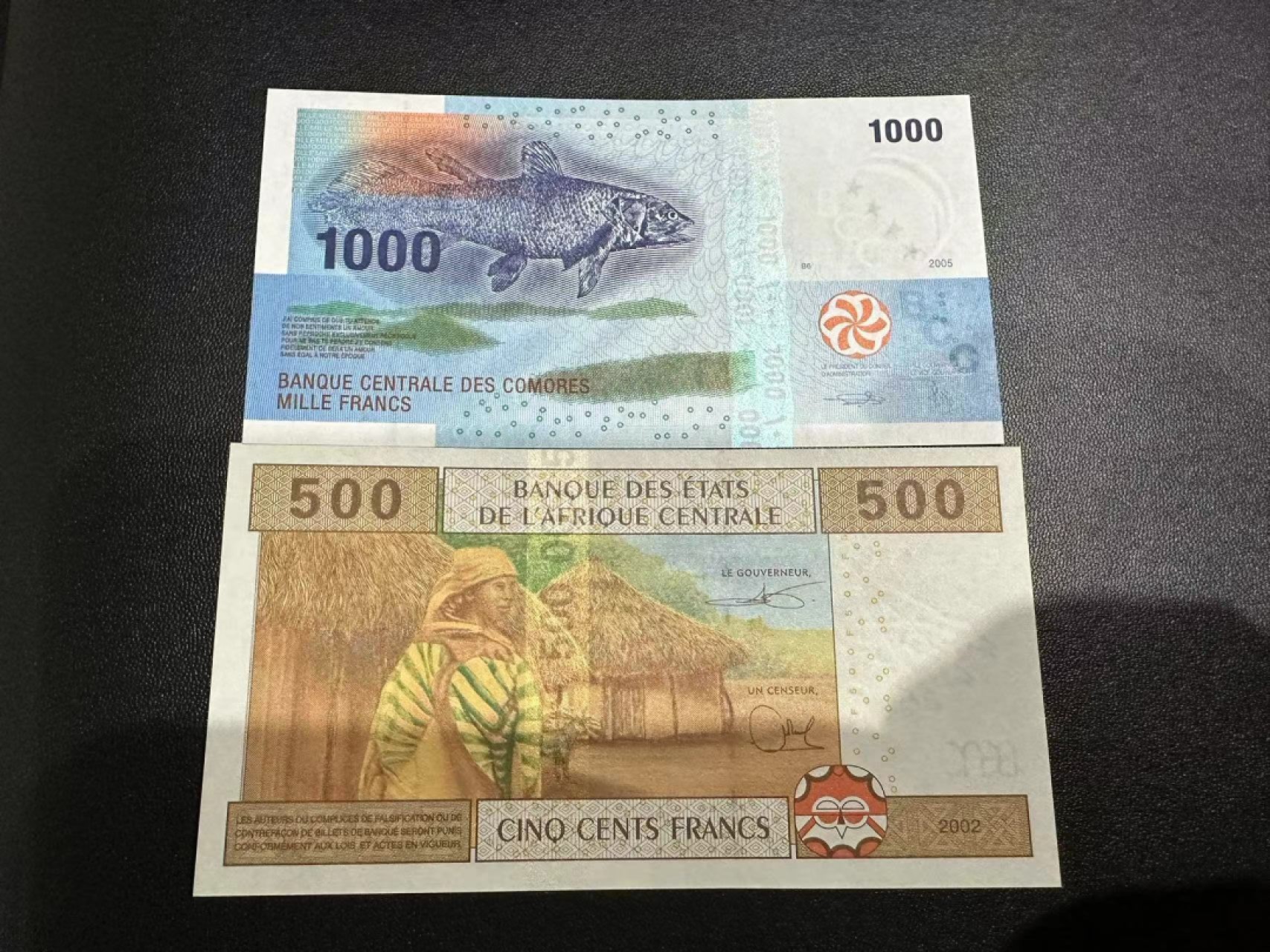 《外钞收藏家》第二百四十六期 连拍场四 科摩罗和中非 两张一张 全新UNC